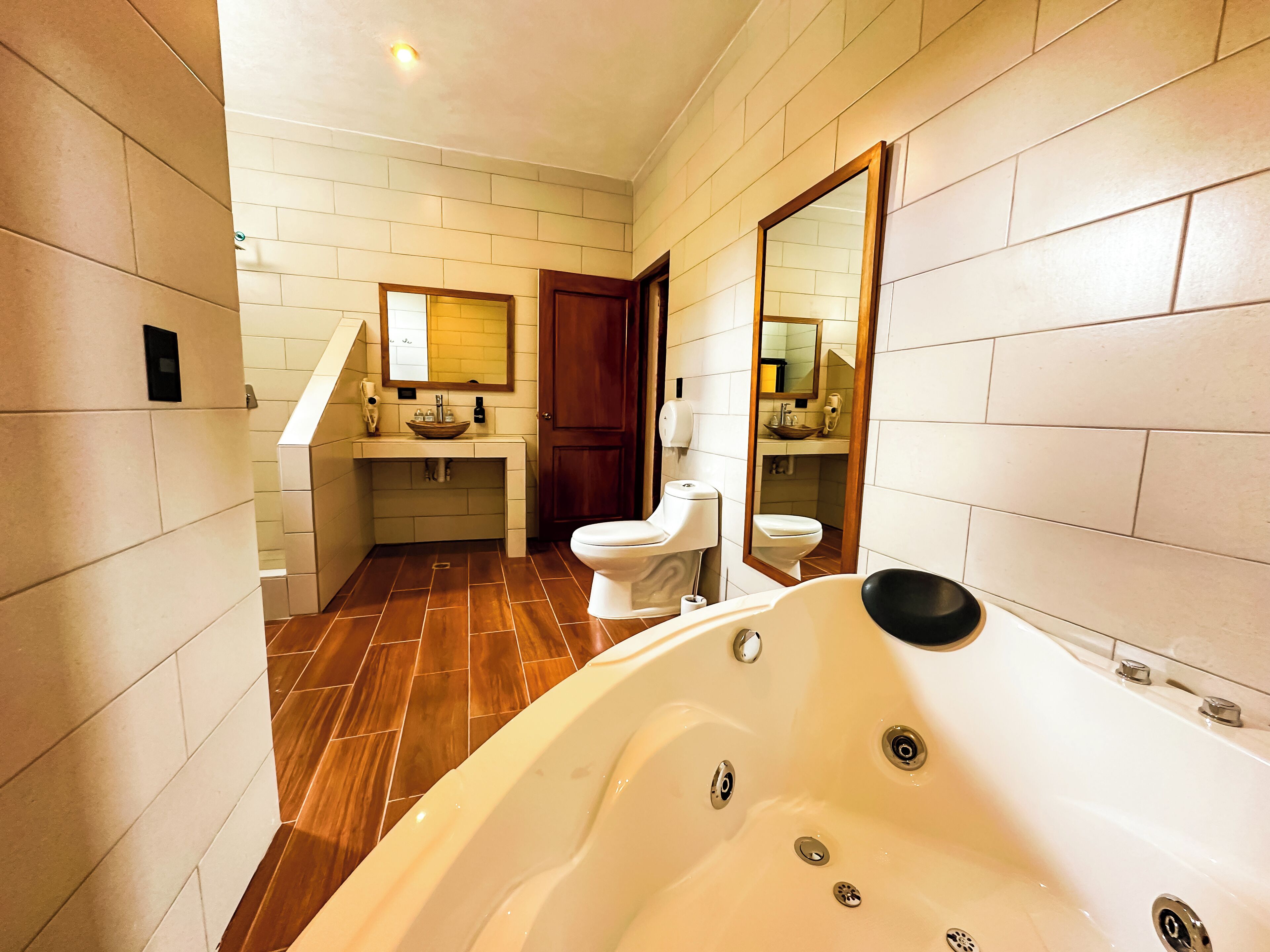 Un baño con bañera, inodoro y lavamanos.
