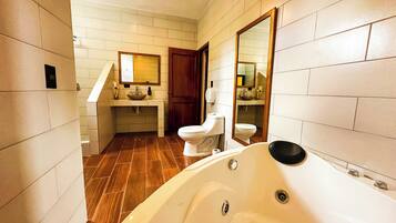 Un baño con bañera, inodoro y lavamanos.