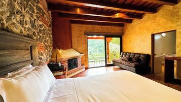 Suite, vista a la montaña | Muebles diferentes, escritorio y wifi gratis