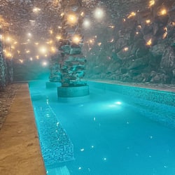 Couples treatment room(s), sauna, hot tub, steam room