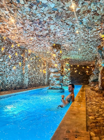 Salas de tratamiento para parejas, un sauna, una bañera de hidromasaje. Le Suisse Spa