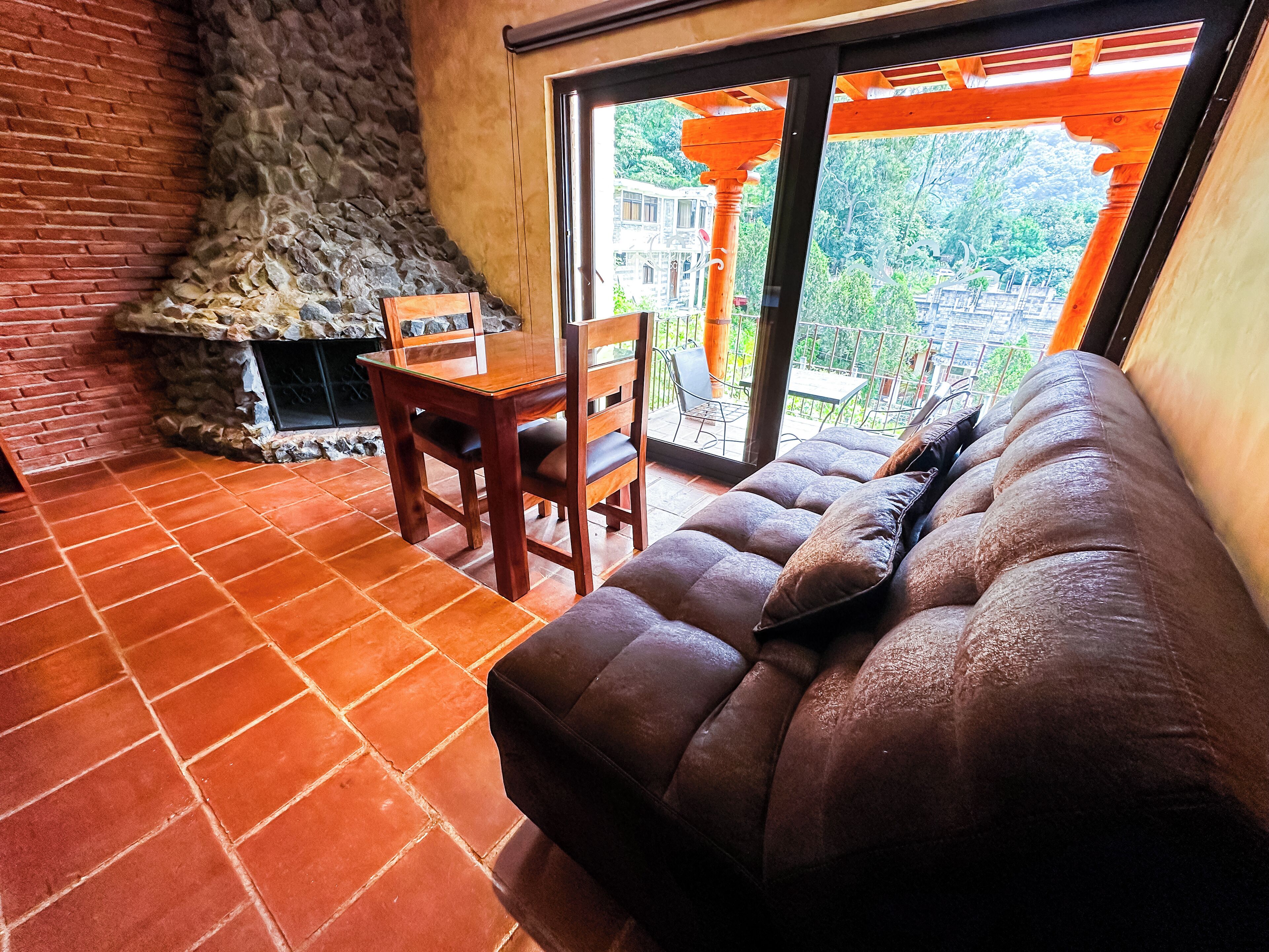 Suite, vista a la montaña | Área de sala de estar | Chimenea 