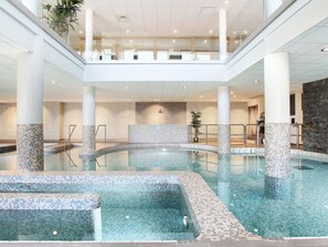 Una piscina techada, una piscina climatizada