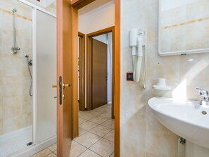 Bathroom - Robinia/Pinetine by Interhome (Caorle)
