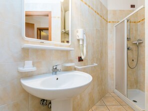 Bathroom - Robinia/Pinetine by Interhome (Caorle)