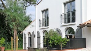 Un edificio blanco con ventanas de arco y un balcón.