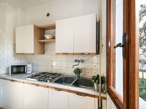 Kühlschrank, Mikrowelle, Kochgeschirr/Geschirr/Besteck