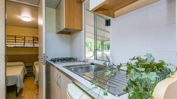 JÀÀkaappi, keittoastiat/astiat/ruokailuvÀlineet