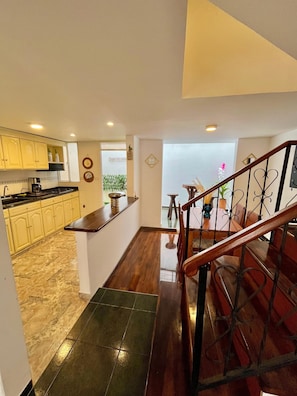 Coffee/tea maker, fridge, oven, stovetop