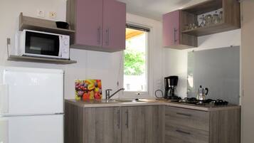 Kühlschrank, Mikrowelle, Kochgeschirr/Geschirr/Besteck