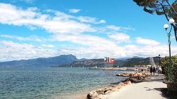 Una spiaggia nelle vicinanze