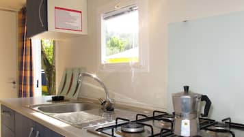 Kühlschrank, Kochgeschirr/Geschirr/Besteck, Esstisch