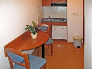 Fridge, oven, dishwasher, cookware/dishes/utensils