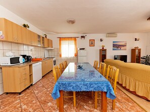 Fridge, microwave, oven, dishwasher - Villa Saba by Interhome (Trogir)