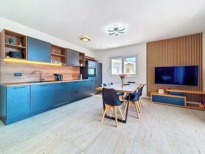 Fridge, oven, dishwasher, cookware/dishes/utensils