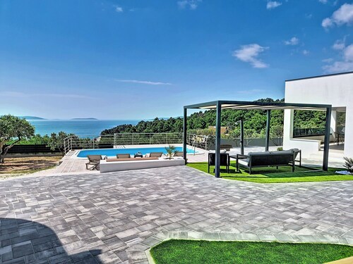 Ria with heated pool by Interhome