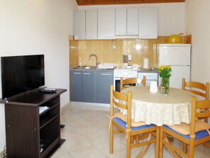 Fridge, oven, toaster, cookware/dishes/utensils