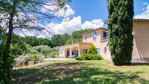 A two-story house with a swimming pool, surrounded by greenery and trees. - Vacation home Solena by Interhome (Flayosc)