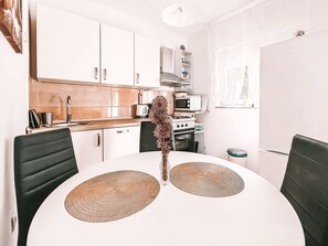 Kjøleskap, mikrobølgeovn, ovn og oppvaskmaskin