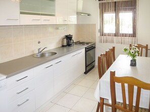 Kjøleskap, ovn, oppvaskmaskin og brødrister