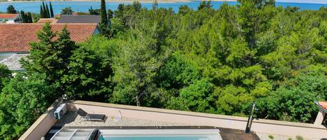 Una piscina con vistas a una playa y un bosque.