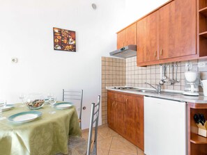 Refrigerador, microondas, tostadora, utensilios de cocina