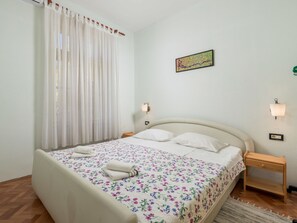 2 bedrooms, iron/ironing board, WiFi