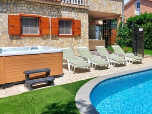 Outdoor spa tub