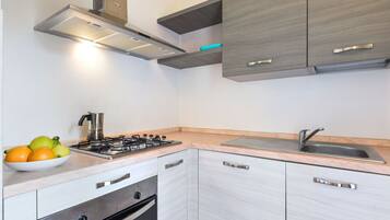 Refrigerador, horno, utensilios de cocina y comedor