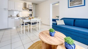 Eine moderne Wohnung mit Küche, Essbereich und Wohnzimmer.