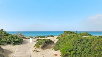 Una spiaggia nelle vicinanze