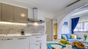 Kjøleskap, mikrobølgeovn, ovn og oppvaskmaskin