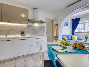 Kühlschrank, Mikrowelle, Ofen, Geschirrspüler