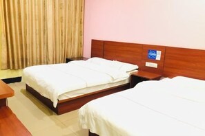 A hotel room with two single beds, wooden headboards, a nightstand, and a curtain. - Foshan Meek Hotel (Flatland Cloth Market Cowboy City) (Foshan)