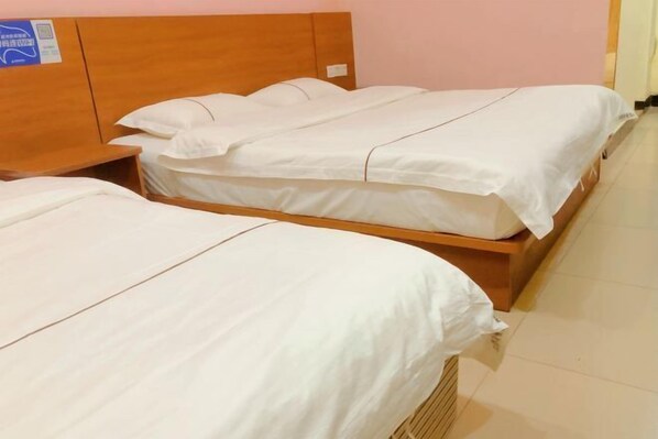 A hotel room with two single beds, wooden headboards, and a tiled floor. - Foshan Meek Hotel (Flatland Cloth Market Cowboy City) (Foshan)