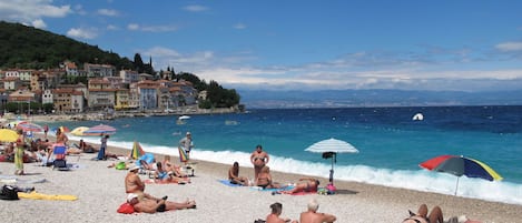 Una spiaggia nelle vicinanze