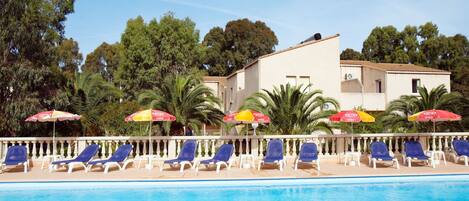 Een verwarmd zwembad