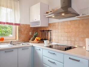 Frigorifero, lavastoviglie, pentole/stoviglie/utensili