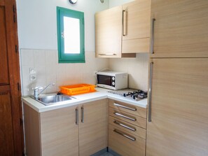Kühlschrank, Mikrowelle, Kochgeschirr/Geschirr/Besteck, Esstisch