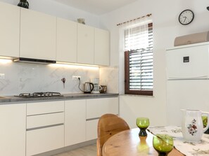 KylskÄp, mikrovÄgsugn, diskmaskin och grytor/köksredskap