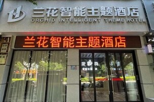 Fachada del Hotel Orchid Intelligent Theme, con un cartel llamativo en inglés y chino.