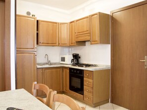 Kühlschrank, Mikrowelle, Ofen, Kochgeschirr/Geschirr/Besteck