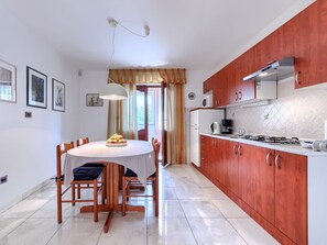 Refrigerador, microondas, tostadora y utensilios de cocina 