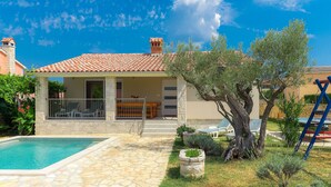A villa with a swimming pool, outdoor seating, and a garden. - Vacation home Goldi by Interhome (Pula/Vodnjan)