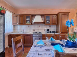 Frigorifero, microonde, forno, lavastoviglie
