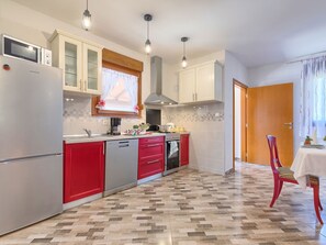 Refrigerador, microondas, horno y lavavajillas