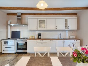 Frigorífico, microondas, horno y lavavajillas