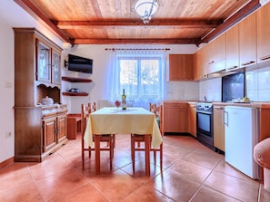 Fridge, oven, cookware/dishes/utensils