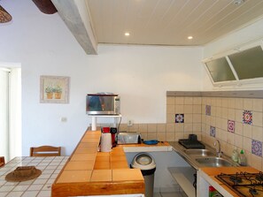 Kjøleskap, mikrobølgeovn og kjøkkenutstyr