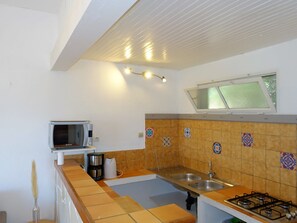 Réfrigérateur, micro-ondes, batterie de cuisine, vaisselle et ustensiles